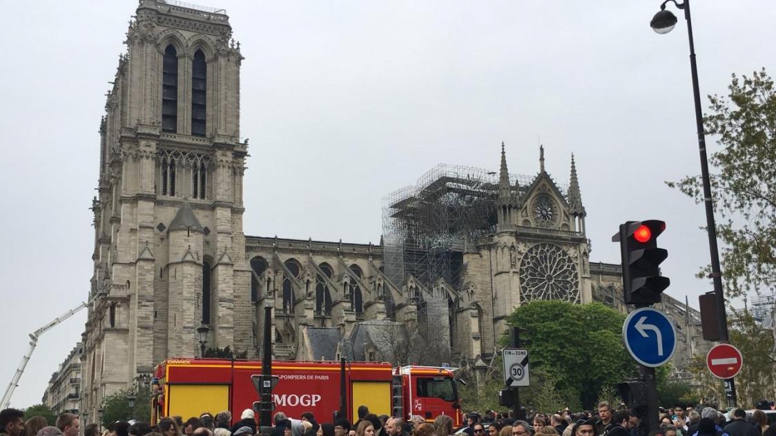 Ce mardi matin, Parisiens et touristes sont nombreux au chevet de la cathédrale. Cette image a été prise par une Marnaise de passage dans la capitale.