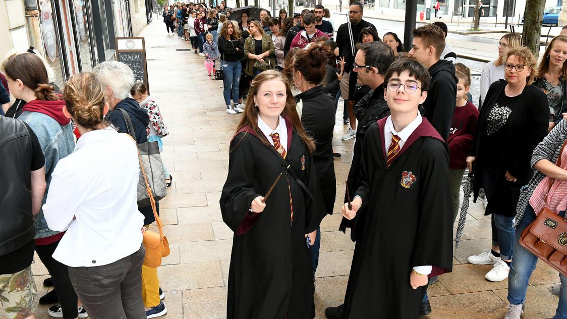 Désormais, les Rémois fans de Harry Potter ont un magasin pour eux. Ce mini Poudlard installé rue de Vesle, l’Échoppe magique, a été inauguré le 17 août, et on peut dire qu’il y avait du monde
!