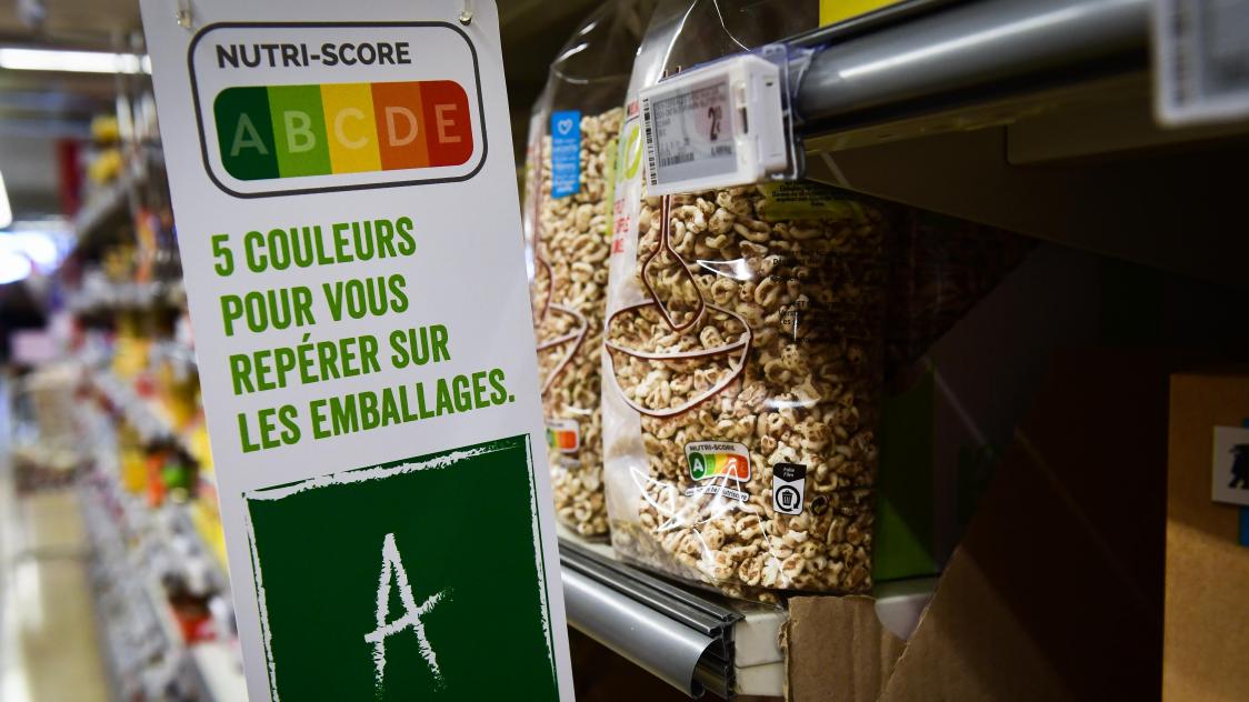 A picture shows a Nutri-score panel, a 5-colour and letter coded nutrition label for food products, at a Delhaize supermarket in Brussels on April 4, 2019. - Belgian  Health Minister Maggie De Block introduced the Nutri-score label, consisting of 5 colours and letters, from A to E, and from green to red, which indicate the nutritional value of products. (Photo by LAURIE DIEFFEMBACQ / BELGA / AFP) / Belgium OUT
