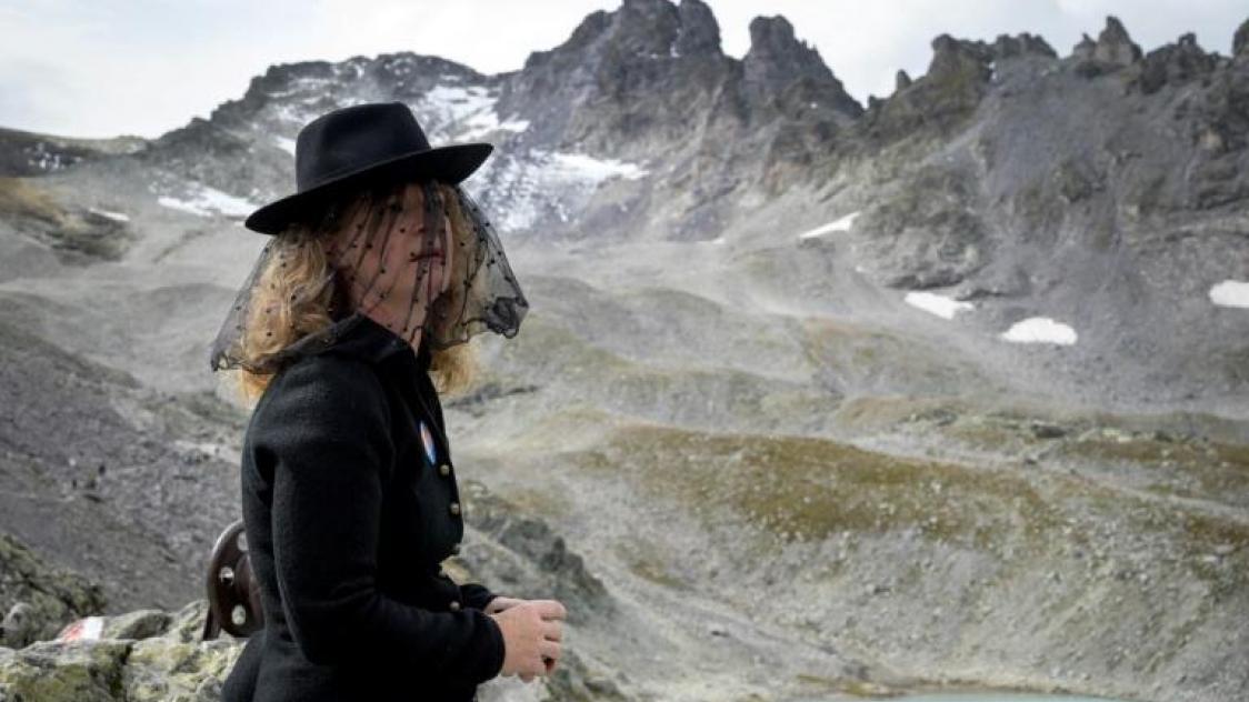 Une femme participe aux funerailles pour le Pizol, un glacier des montagnes suisse, le 22 septembre 2019.