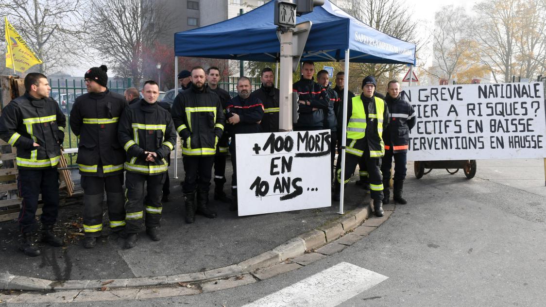 Les pompiers tiennent un piquet de grève devant les casernes Witry et Marchandeau. Christian Lantenois