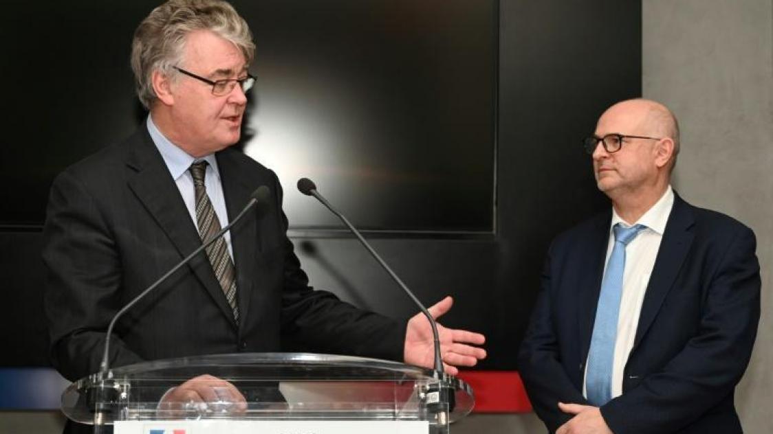 Laurent Pietraszewski (à droite) lors de sa passation de pouvoir avec Jean-Paul Delevoye ce mercredi 18 décembre.