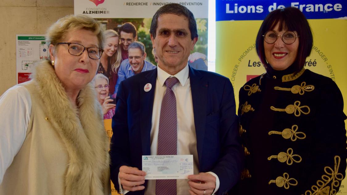 Le Lions Club Vinetz a remis un chèque à Philippe Amouyel, directeur de la Fondation Alzheimer.