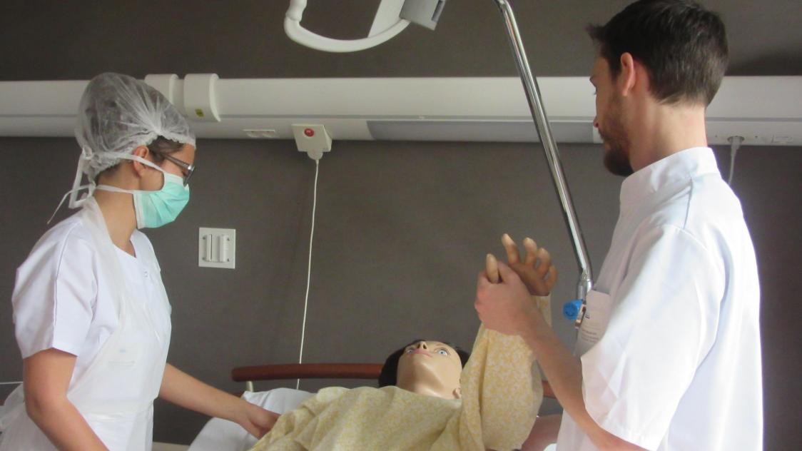 étudiants en soins infirmiers qui étudient