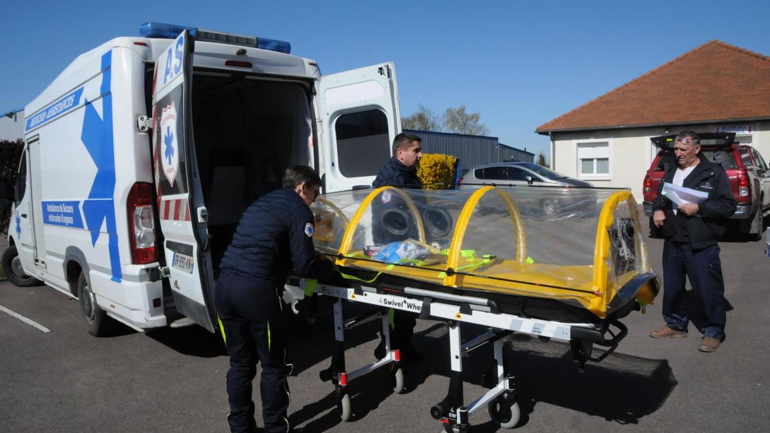 Avec l’épidémie de Covid-19, les ambulanciers sont en première ligne pour assurer les transports sanitaires des Aubois. Une mission à risque.