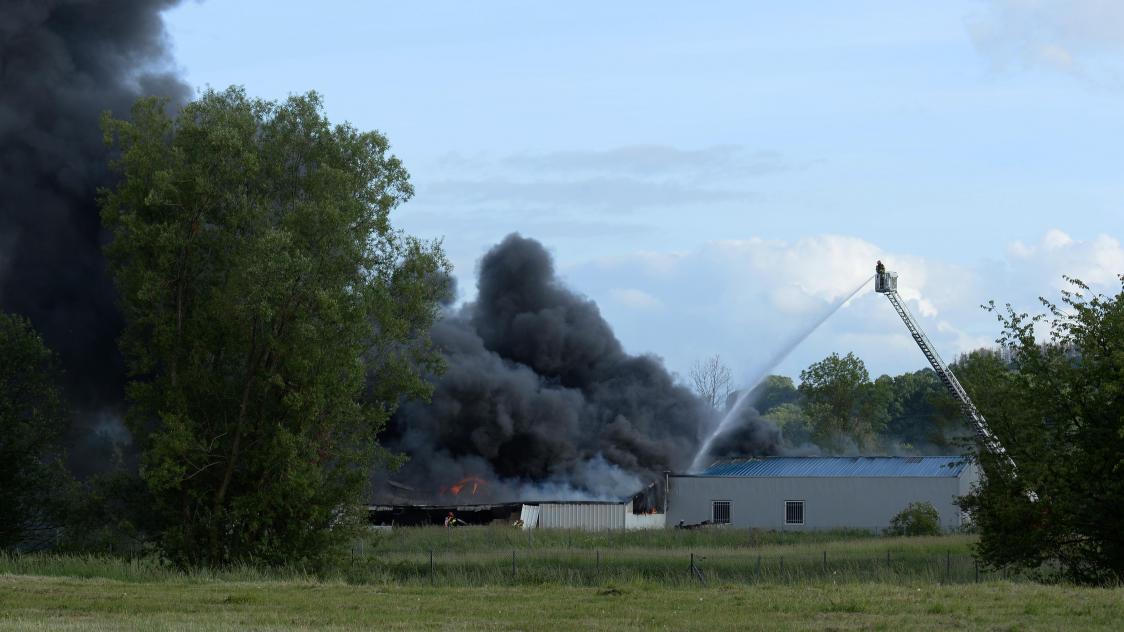 Un Entrepôt De Quads En Flammes Dans La Zone Industrielle De  Vivier-Au-Court - Journal L'ardennais Abonné