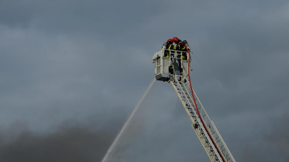 Un Entrepôt De Quads En Flammes Dans La Zone Industrielle De  Vivier-Au-Court - Journal L'ardennais Abonné