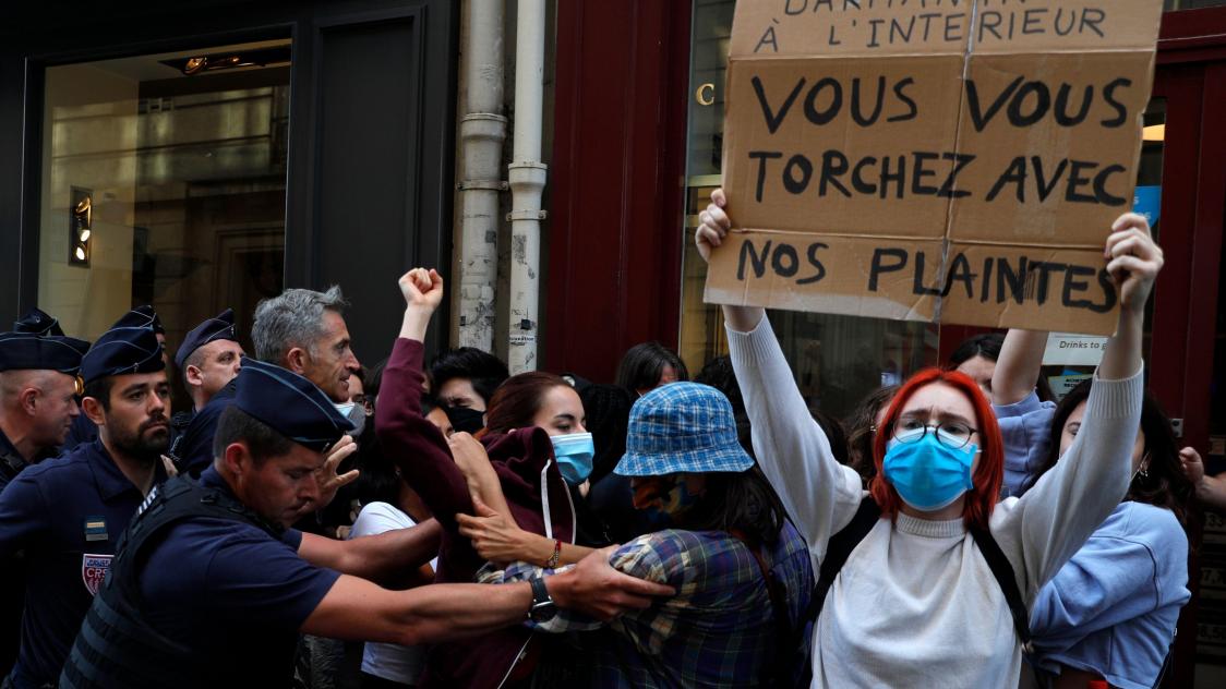 A Paris, une vingtaine de militantes féministes se sont rassemblées mardi non loin du ministère de l’Intérieur pendant la passation de pouvoir entre Christophe Castaner et Gérald Darmanin.