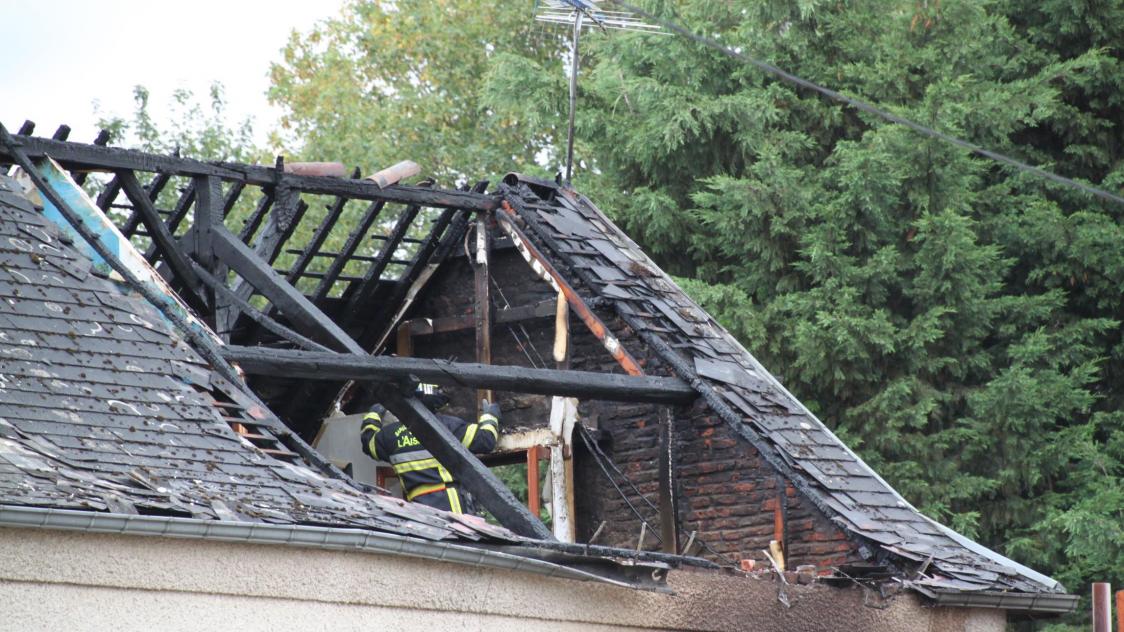 Le feu aurait pris d’un tas de bois, situé proche de la façade de la maison inhabitée.