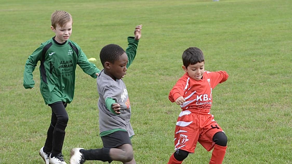 Le Football De Jeu D'enfants Enfant Au Terrain De Football Photo