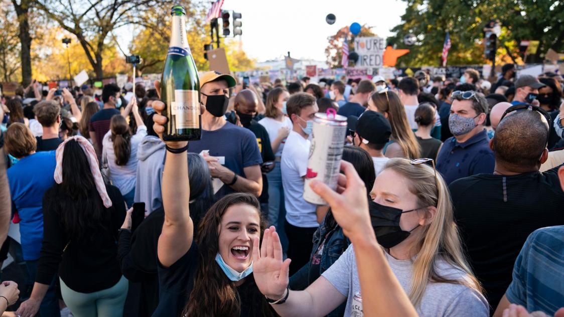 Black Lives Matter Plaza à Washington, le 7novembre 2020. Le Chandon brandi par les manifestants est un effervescent. Il ne s’agit pas d’un champagne.