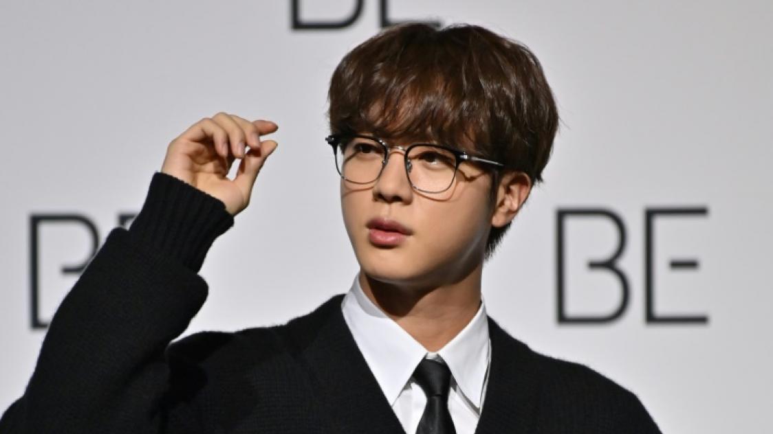 Jin, le plus âgé des sept stars du groupe de K-pop sud-coréen BTS, va commencer son service militaire en Corée du Sud le 13 décembre. Ici photographié le 20 novembre 2020 à Séoul