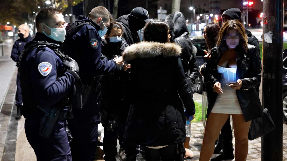 Le 6 décembre 2020, la police évacue une cinquantaine de fêtards d’un appartement parisien.
