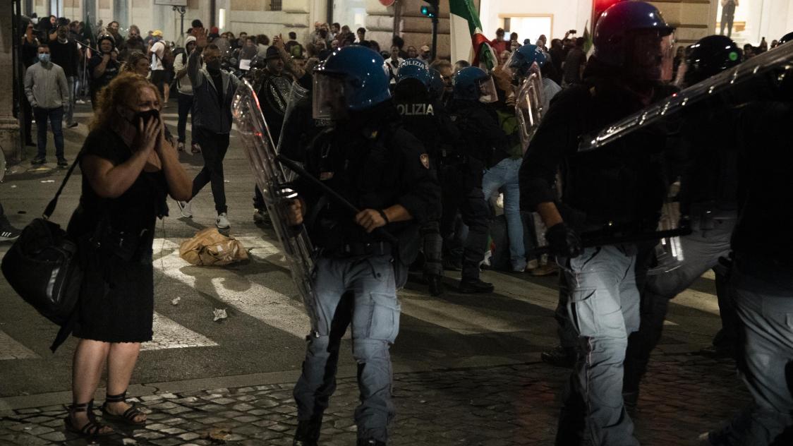 La police anti-émeute lors de manifestations contre le «Green Pass», à Rome, le 9 octobre 2021.