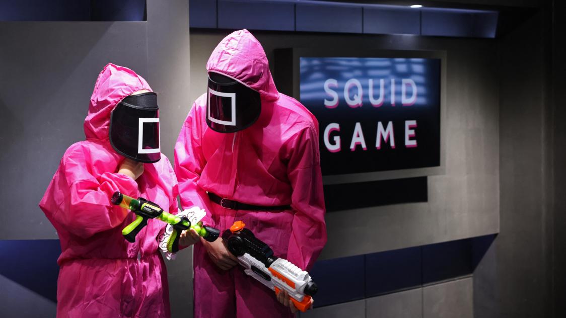 Des participants prennent part à un événement au cours duquel ils jouent aux jeux du film à succès de Netflix, Squid Game, au centre culturel coréen d