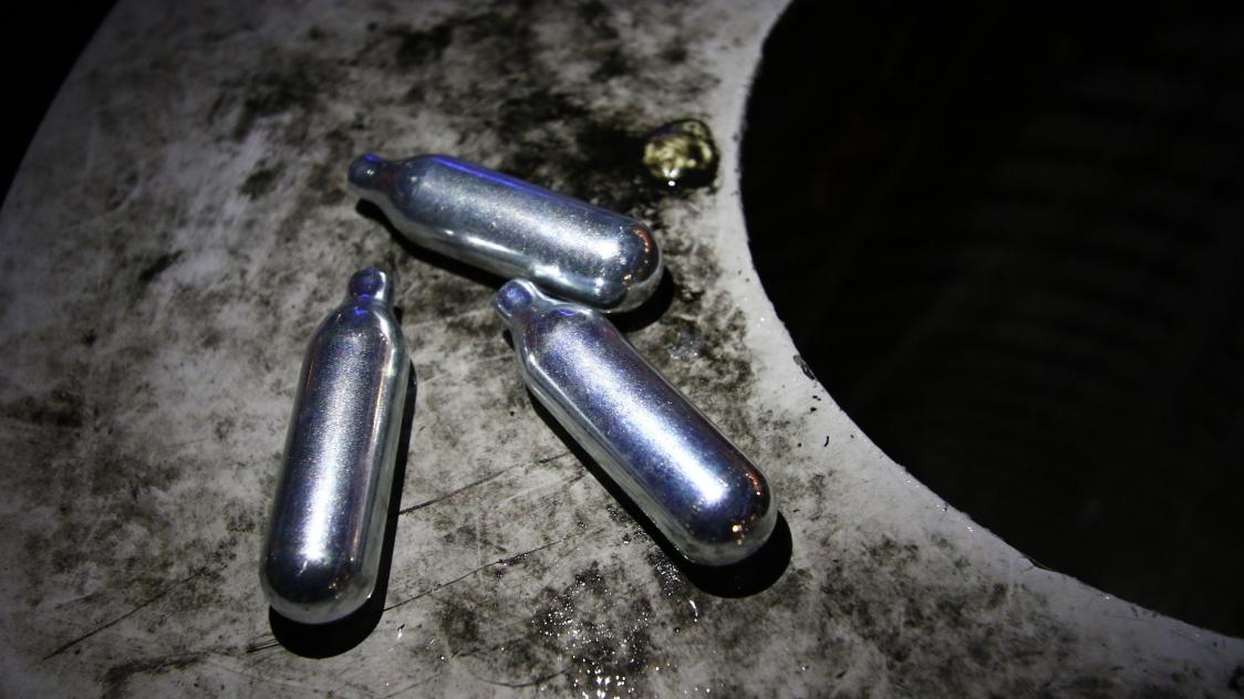 La consommation de gaz hilarant, toujours en hausse, génère des trafics