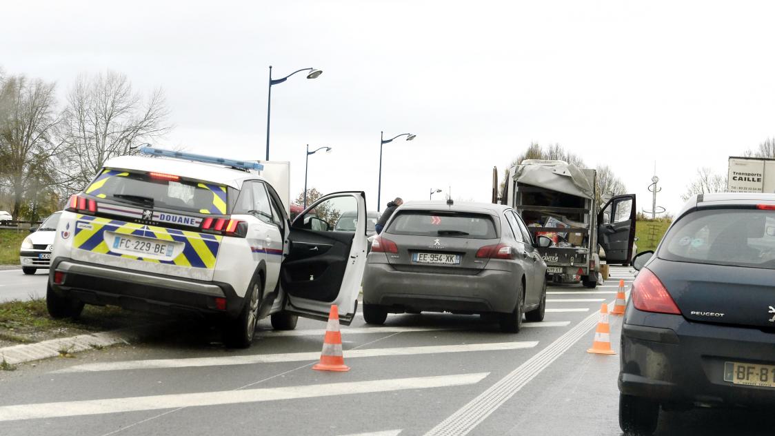 Les services des douanes en intervention au rond-point de l’archer à Soissons, en 2019.