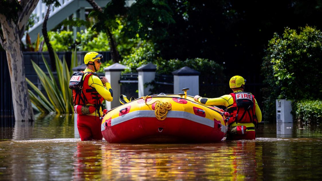 Une équipe de secours se déplace dans les rues inondées de la ville de Paddington, dans la banlieue de Brisbane en Australie, le 28 février 2022.