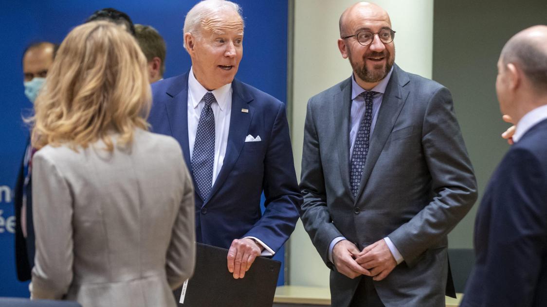 Le président américain, Joe Biden, et le président du Conseil européen, Charles Michel, lors de la réuion exceptionnelle du 24 mars 2022.