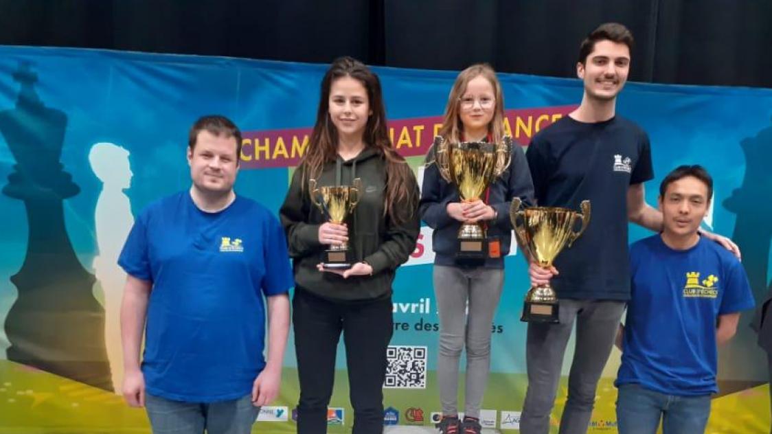 Emma Anseeuw (au centre) Antoine Bournel (à la gauche d’Emma) et Margaux Moracchini (à la droite d’Emma) ont fait briller l’Échiquier châlonnais lors des derniers Championnats de France d’échecs jeunes.