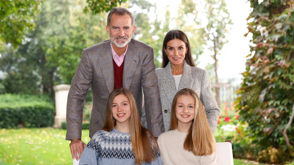 Photo de famille pour Noël,avec le roi Felipe VI, la reine Letizia, la princesse Sofia (gauche) et la princesse Leonor.