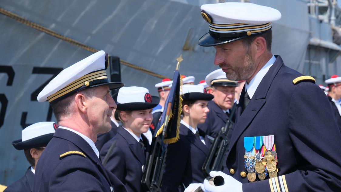 A Dunkerque, le drapeau de Marine Dunkerque remis aux jeunes de la  Préparation Militaire Marine.