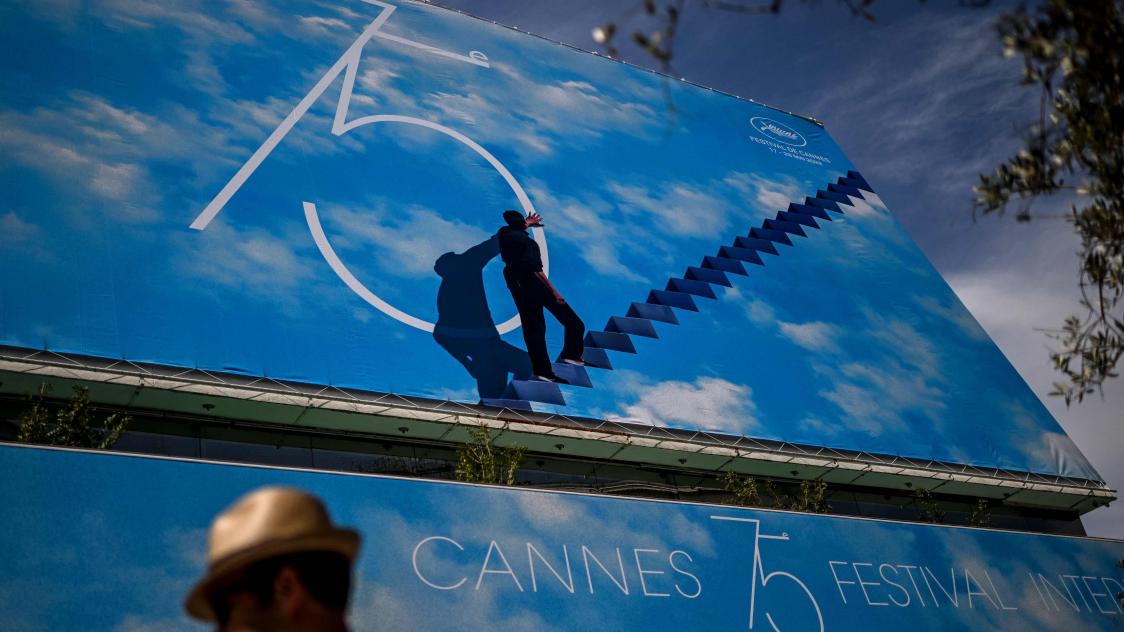 L’affiche officielle du 75e Festival de Cannes, à l’entrée du Palais des festivals.