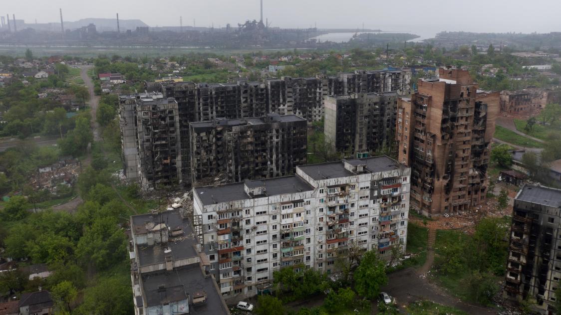 Des carcasses d’immeubles calcinés dans la ville martyre de Marioupol. À l’arrière-plan, le site sidérurgique d’Azovstal, où les derniers soldats ukrainiens viennent de se rendre.