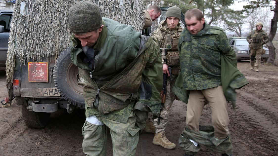 Selon les ONG, certains des droits des prisonniers de guerre ont été bafoués depuis le début du conflit, du côté ukrainien comme de celui des Russes.