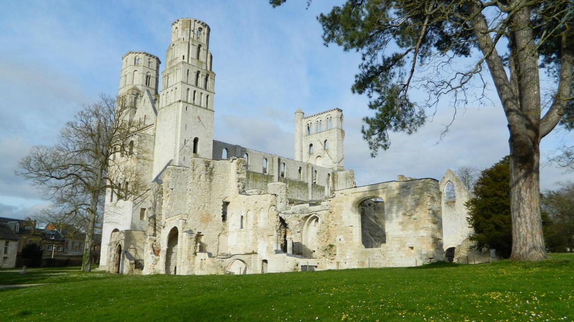 Flânerie historique à l’abbaye de Jumièges, « la plus belle ruine de France » selon Victor Hugo Flânerie historique à l’abbaye de Jumièges, « la plus belle ruine de France » selon Victor Hugo