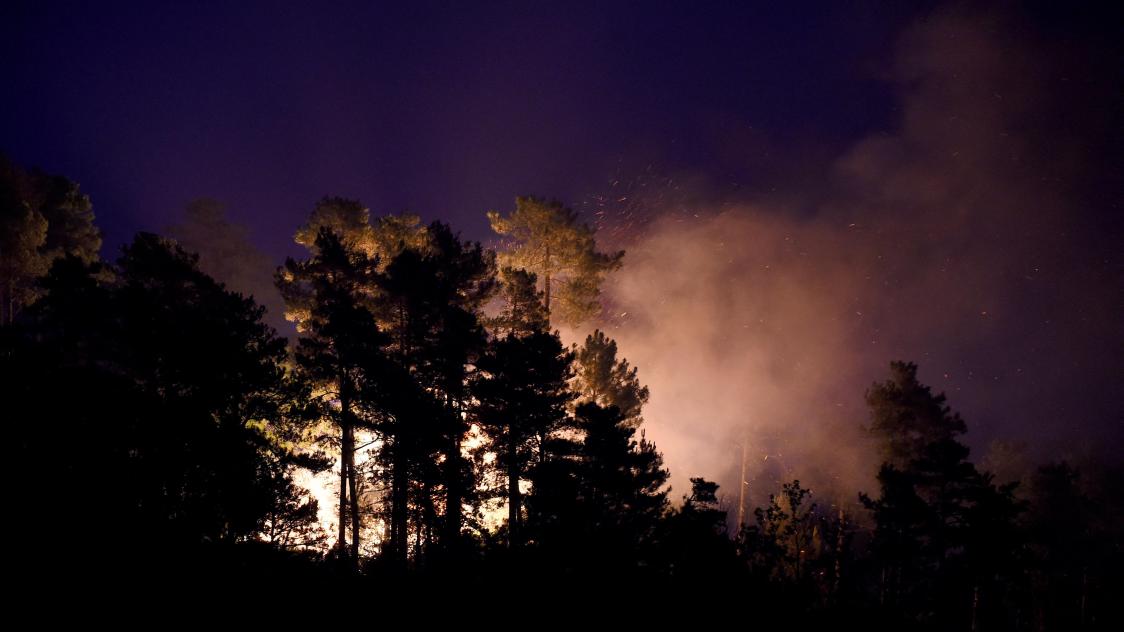 Un feu de forêt fait rage dans une forêt sur la colline derrière la ville de Besseges, dans le sud de la France.