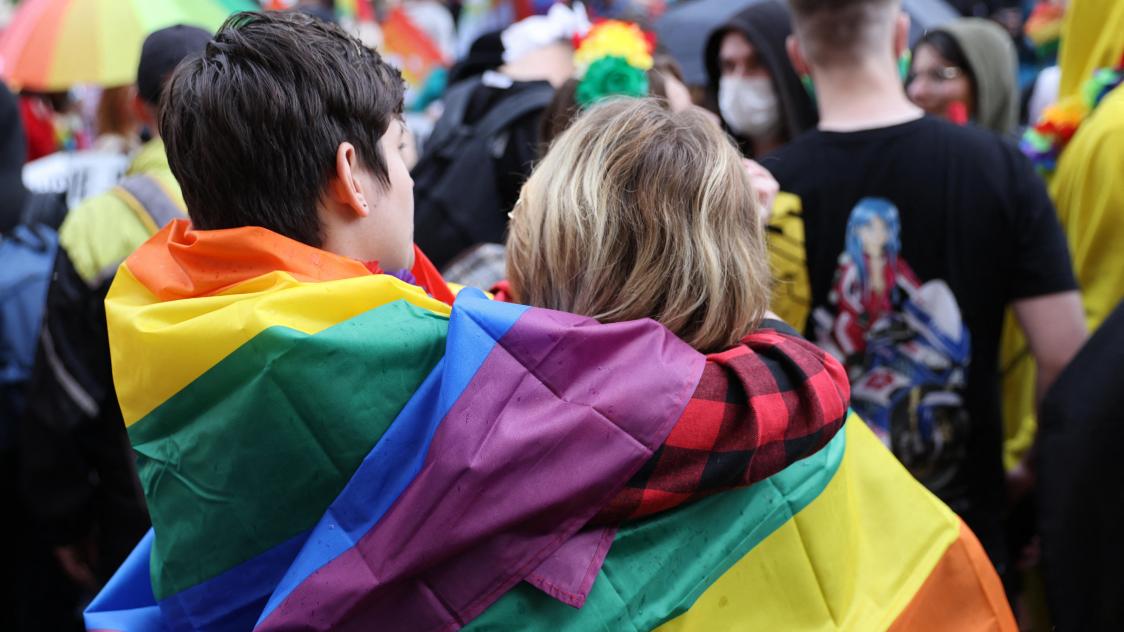 Les associations Mousse, STOP homophobie, Sports LGBT, Éducation LGBT, Familles LGBT et ADHEOS ont déposé plainte contre Caroline Cayeux, mercredi.