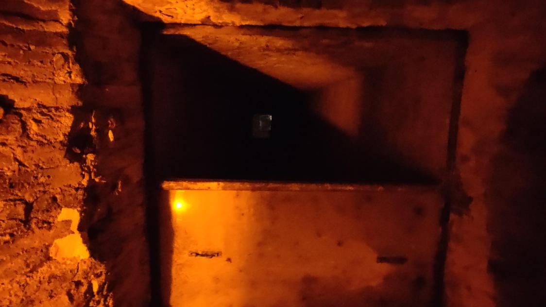 Cette ouverture dans la voûte de la cave est un essor, permettant une ventilation naturelle : grâce à ces ouvertures qui remontent jusqu’à l’air libre, 25 mètres plus haut, malgré l’humidité, les parois de la cave n’affichent pas de moisissures.
