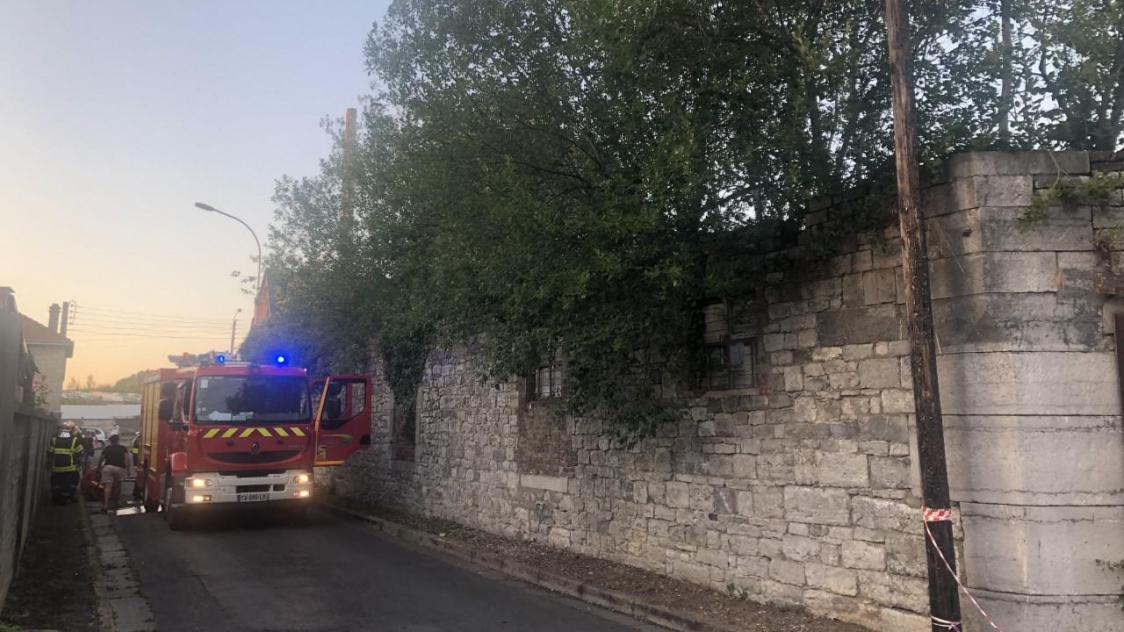 Une douzaine de pompiers ont été mobilisés sur ce départ de feu dans une maison inhabitée, à Givet.