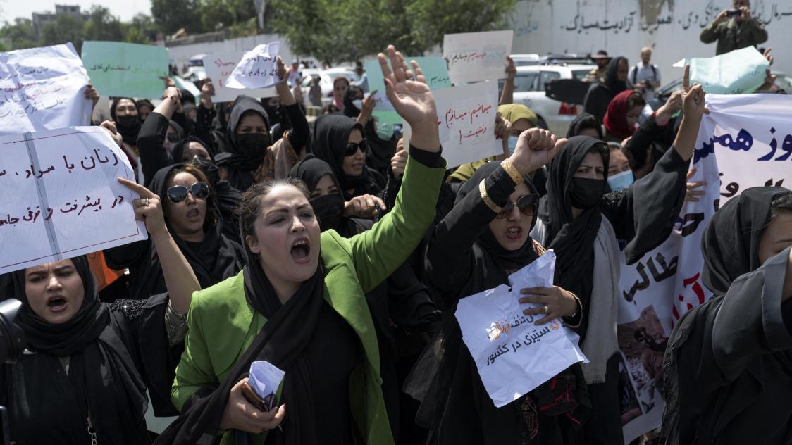 La manifestation pour les droits des femmes à Kaboul, le 13 août, a duré... cinq minutes. Les talibans ont tiré une rafale en l’air avant de pourchasser les manifestantes pour les battre à coups de crosse.