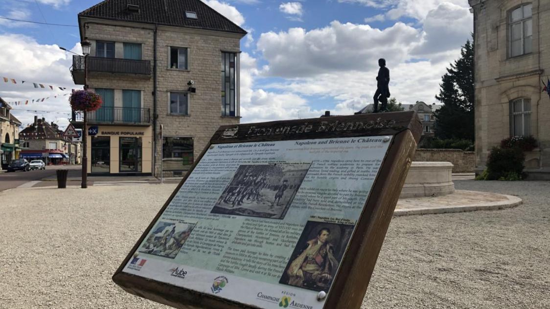 Devant la mairie, dernier panneau didactique sur le thème de «Napoléon et Brienne-le-Château».