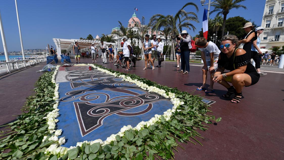 Un an après le drame, un hommage aux victimes de l’attentat du 14 juillet 2016, sur la promenade des Anglais.