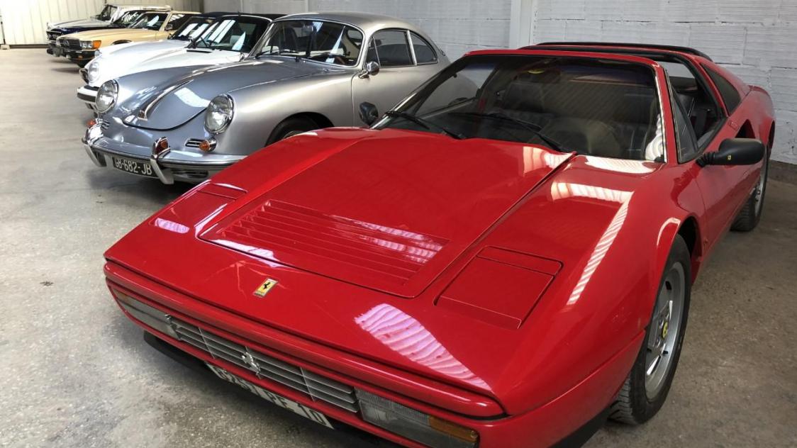 Mise à prix à 45 000 euros, la Ferrari 328 GTS pourrait s’envoler à plus de 100 000 euros lors de la vente conduite par Geoffroy Boisseau.