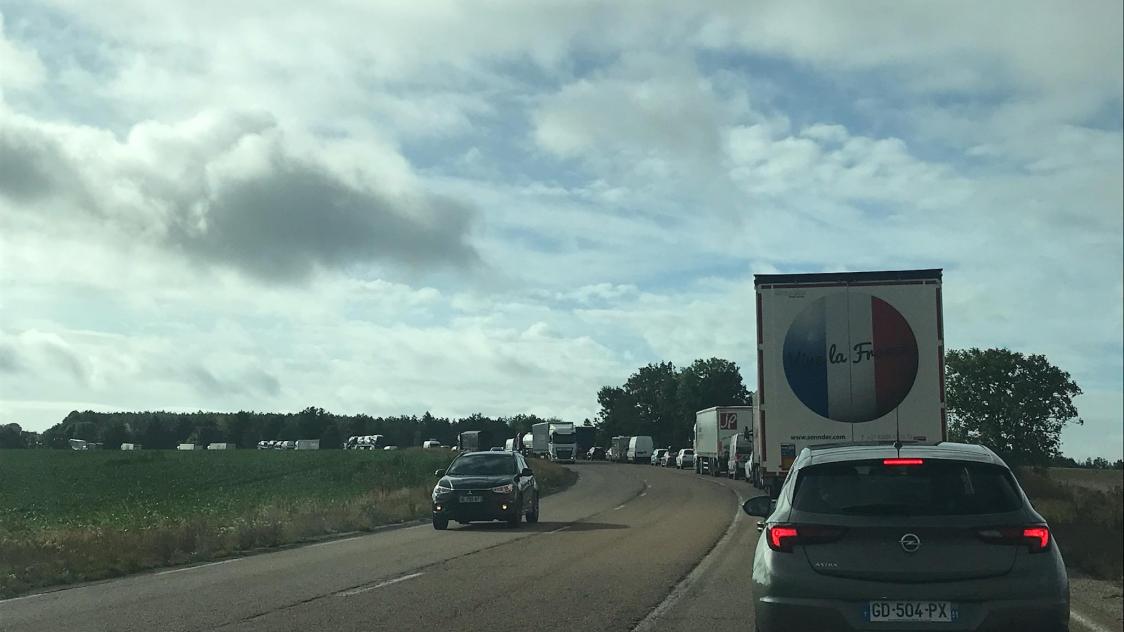 Un camion couché sur le rondpoint