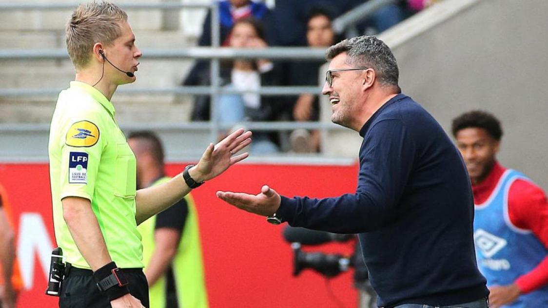 Oscar Garcia était indisponible hier pour se rendre au centre VAR de Paris.