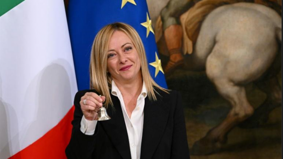 Giorgia Meloni tient la clochette utilisee au Conseil des ministres pour réguler les débats.