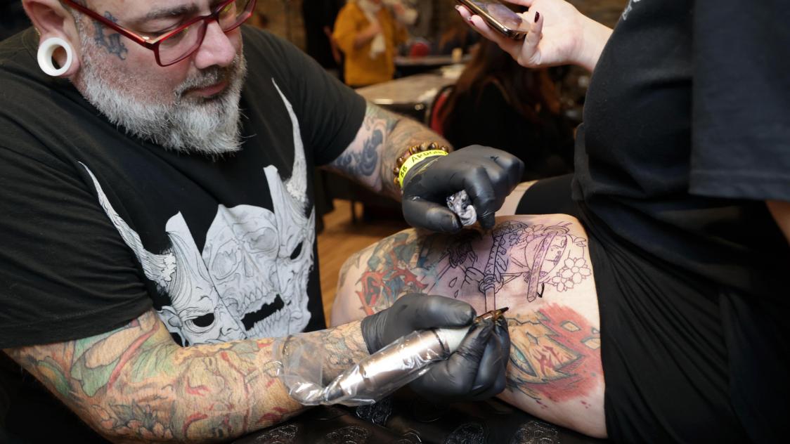 Ces tatoueurs nous révèlent quoi ne pas faire pour éviter de faire sacrer  les artistes - Narcity