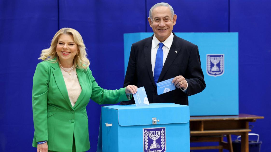 Benjamin Netanyahu et son épouse Sara, lors de leur passage dans le bureau de vote, ce mardi 1er novembre.