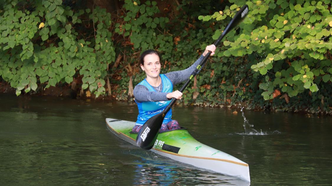 Depuis son retour en France, Camille Vasseur a repris le kayak, une discipline qu’elle juge complémentaire avec son métier artistique.