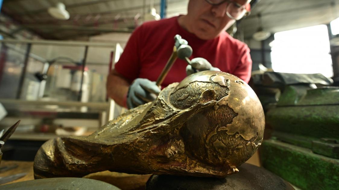 The World Cup is ironed by the workshop of its creator in Italy.
