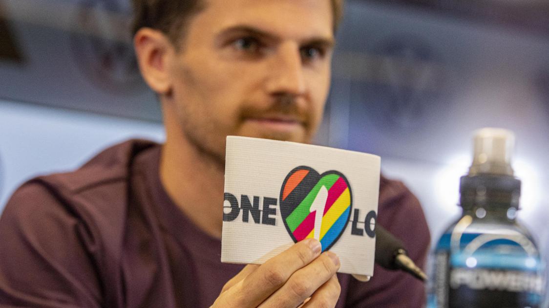 Le brassard « one love » aux couleurs de l’arc-en-ciel est un signe de soutien pour la promotion des droits de la communauté LGBTQ+.