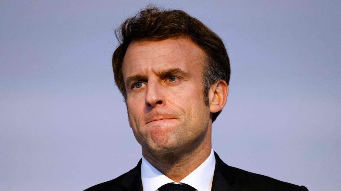 Emmanuel Macron va faire face aux maires, alors que la relation reste tendue entre eux.