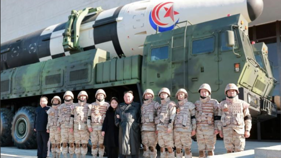Le dirigeant nord-coréen avec sa fille et des militaires devant le missile intercontinental.