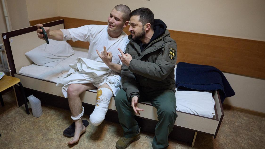 Le président ukrainien avec un soldat blessé, hier, dans un hôpital de la région de Kharkiv.
