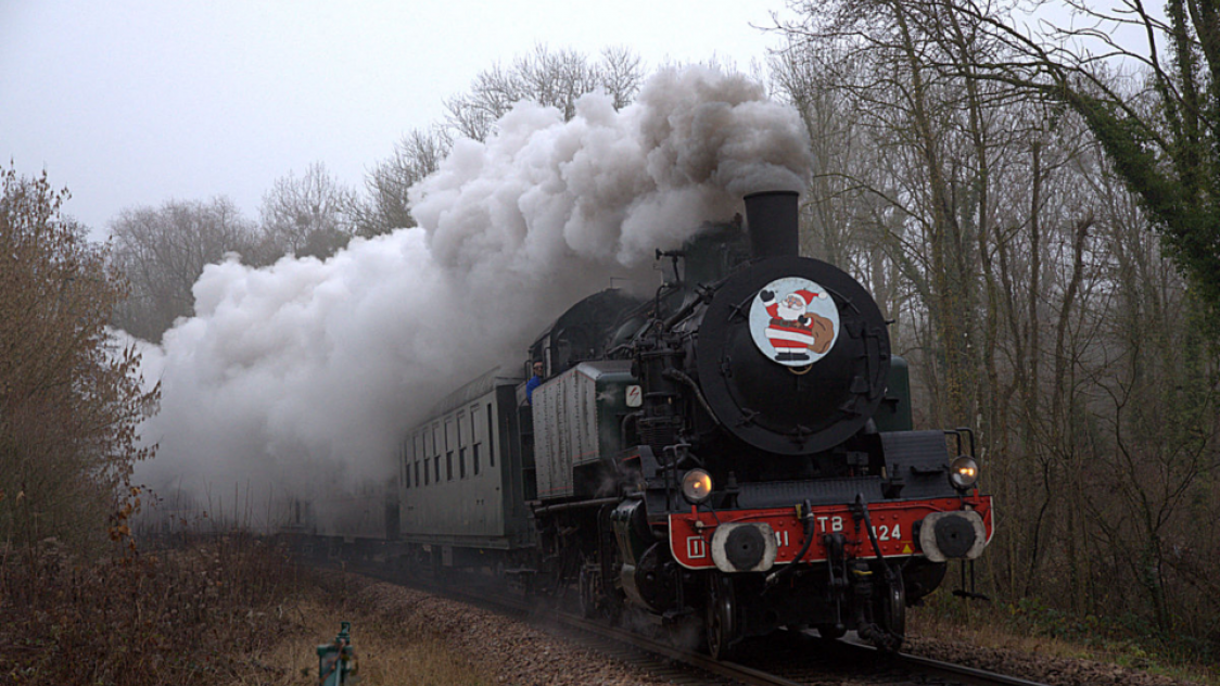 Le train du Père Noël arrive à RomillysurSeine Le train du Père Noël arrive à RomillysurSeine